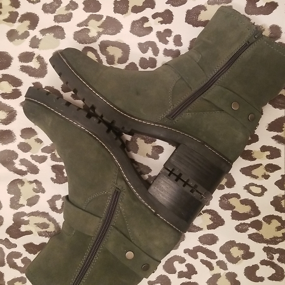 Green suede moto booties with zippers - Picture 4 of 9